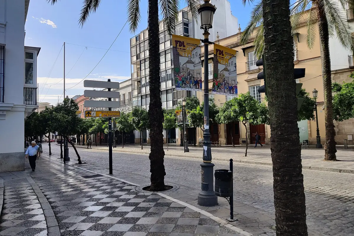 Ένας πλακόστρωτος πεζόδρομος στο κέντρο της Jerez, με φοίνικες και πορτοκαλιές, και πανό κρεμασμένα από τους στύλους των φώτων